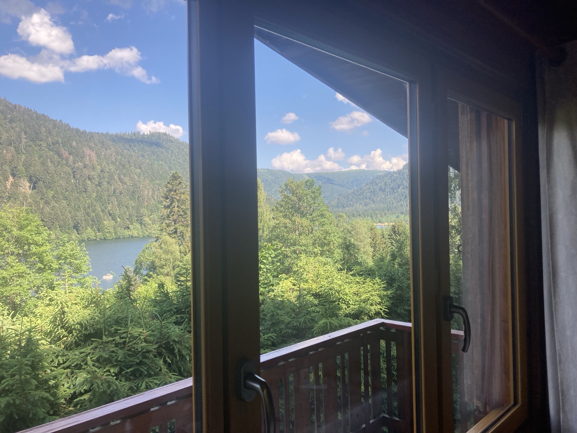 Vue sur le Hohneck et le lac