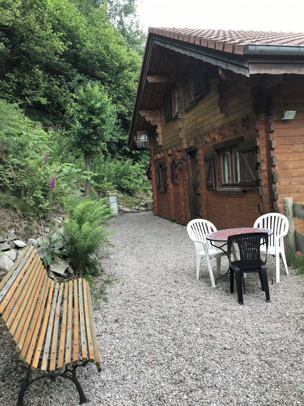 Le chalet adossé à la forêt